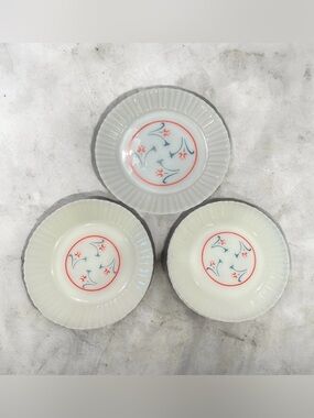 Vintage 1960's Termocrisa Milk Glass, 7
Plates, 1- 8 3/4", 3-7", 3-7.5"